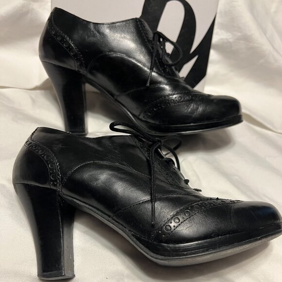 NINE WEST - BLOCK HEEL - PATENT LEATHER TIE UP SHOE - SIZE 7 - Picture 3 of 4